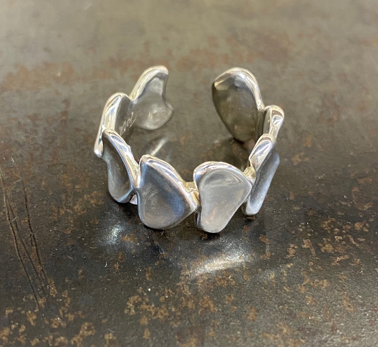 TN180 heart row ring