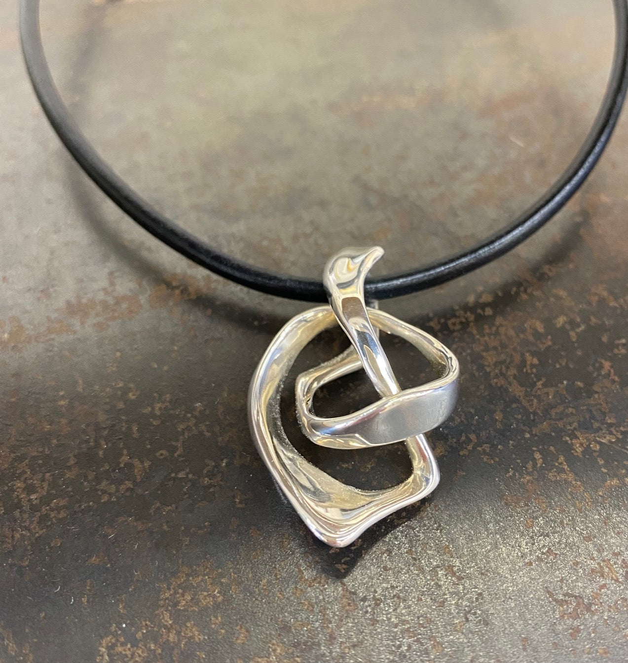 TN262 Sculpture Pendant